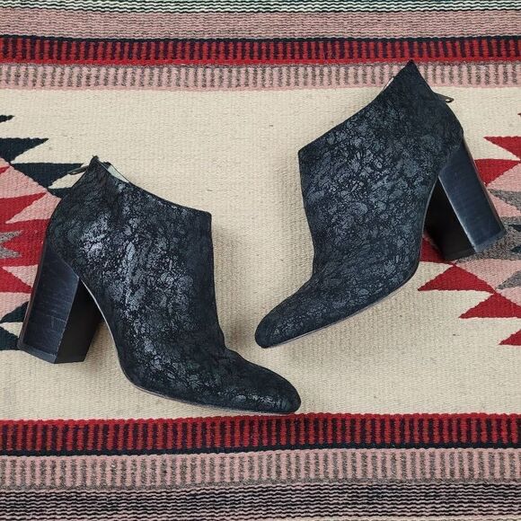 Bettye Muller‎ Metallic Black Suede Heeled Ankle Bootie Sz 6 Textured Zip Back - Picture 1 of 9